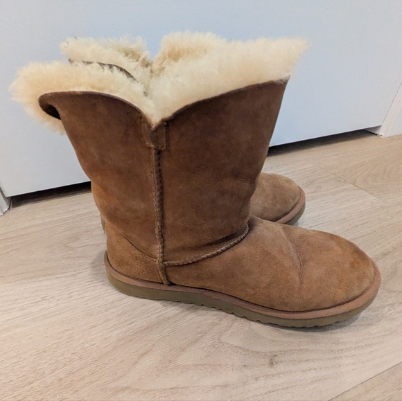 UGGs Brown Boots Bailey's Button Size 6 - Picture 1 of 8